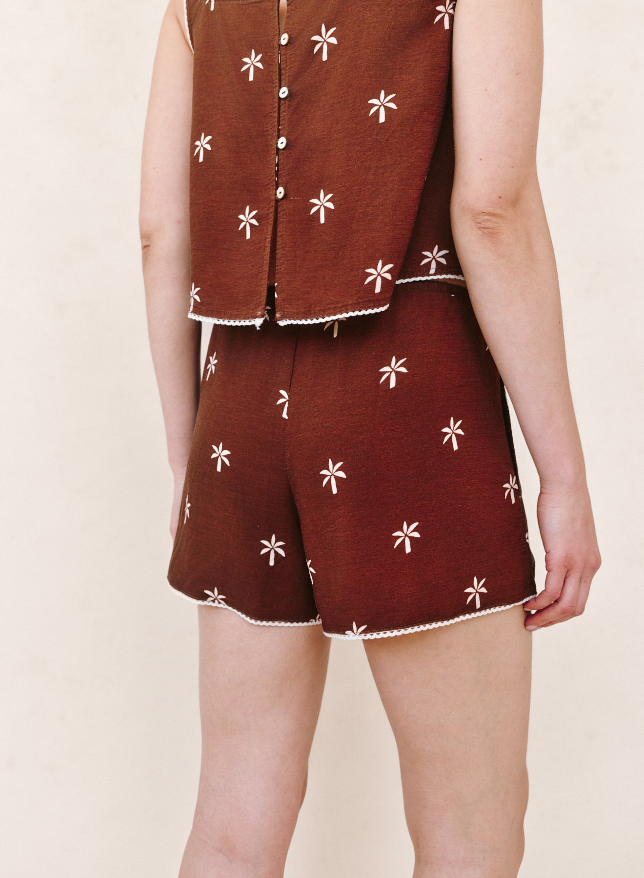 B3490-K54-304 - DRAWSTRING SHORT WITH SCALLOP TRIM