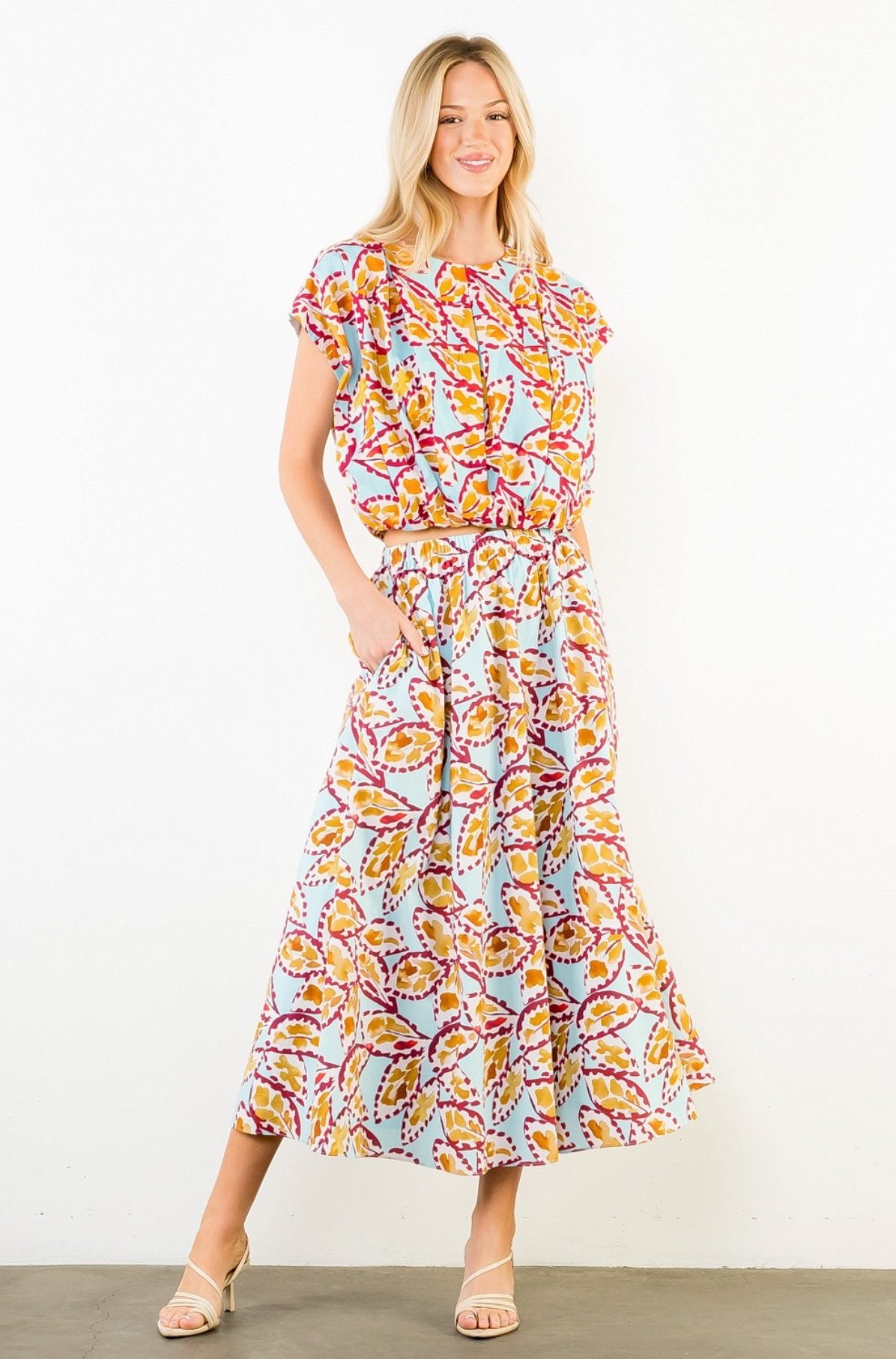 SLEEVELESS PATTERN TOP WITH BUTTON BACK