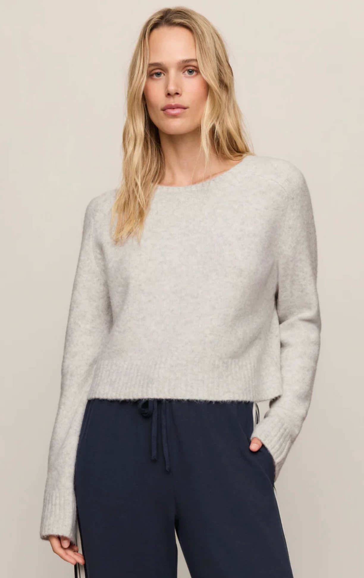 STAND IN CROPPED SWEATER