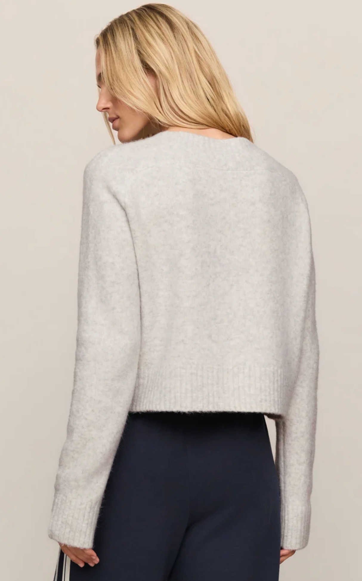 STAND IN CROPPED SWEATER
