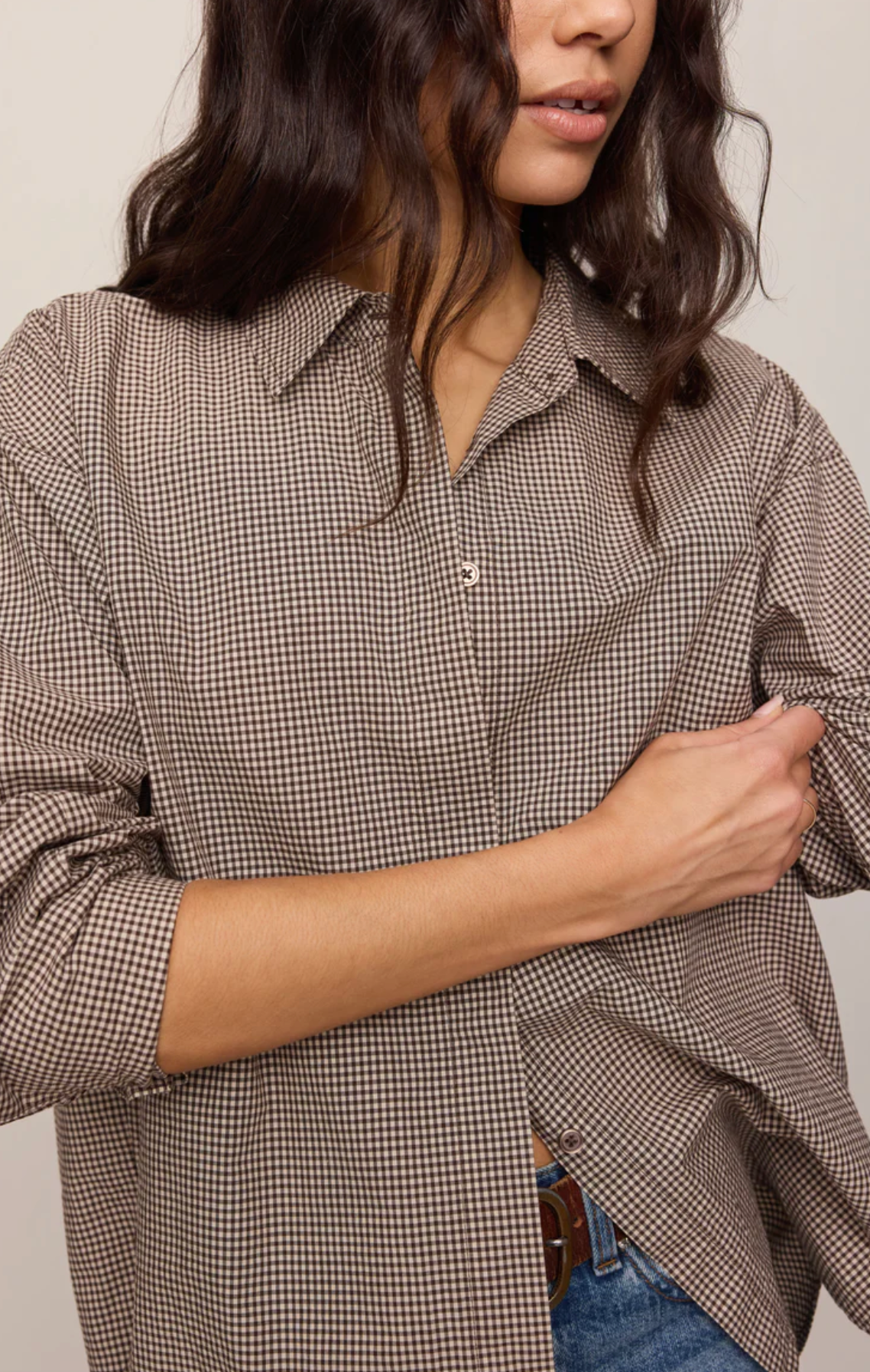 ON DUTY GINGHAM BUTTON UP SHIRT