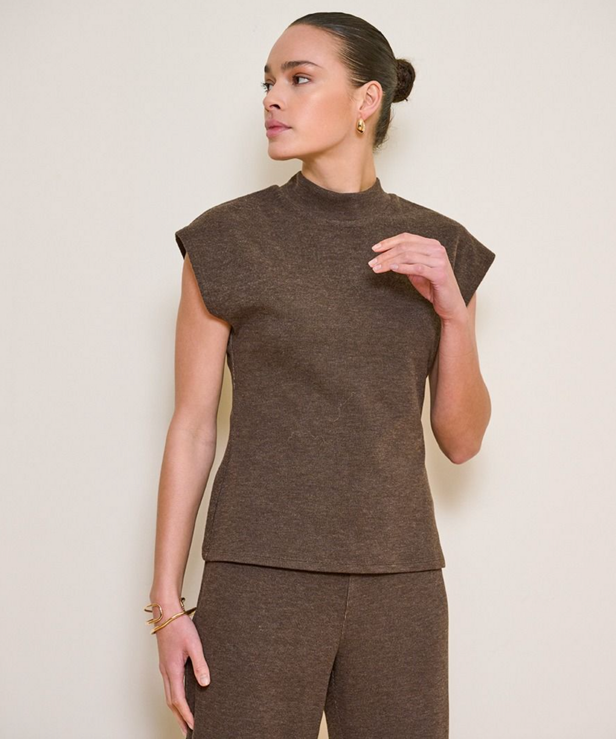 SLEEVELESS MOCK NECK SWEATER