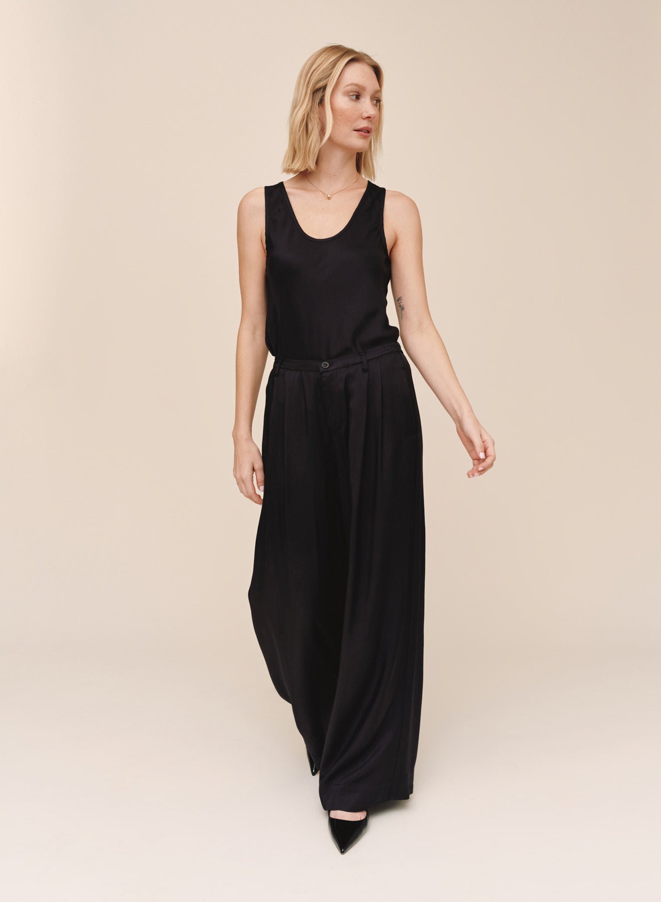 B3766-L63-302 - DOUBLE PLEAT WIDE LEG WITH ELASTIC BACK