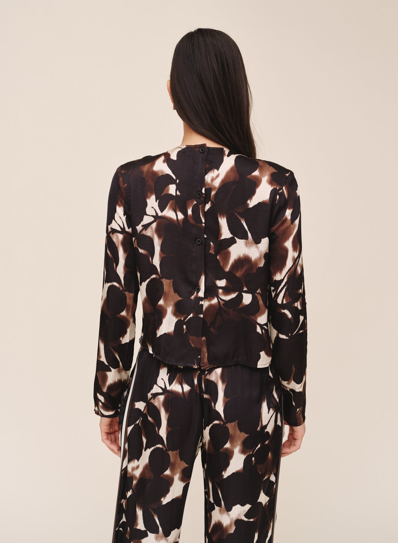 B20177-L48-304 - LONG SLEEVE BUTTON BACK TOP