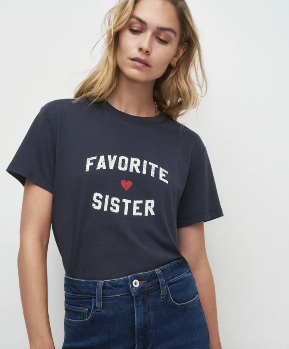 THE FAVORITE SISTER TEE NAVY GARDENIA