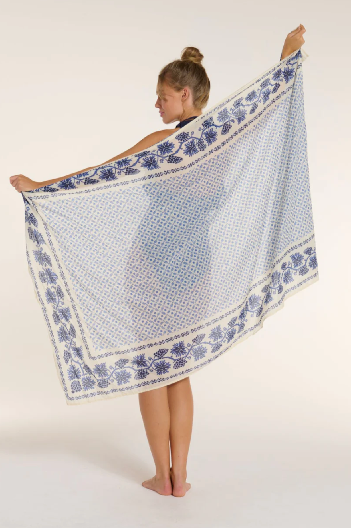 PAREO WRAP IN SANTORINI DOTS