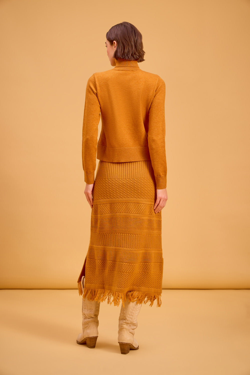 Erin Turtleneck, Saddle
